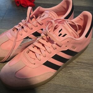 Adidas Messi Samba Pink and Navy Sneakers.Mens Size 9.5 JP7844 Brand New